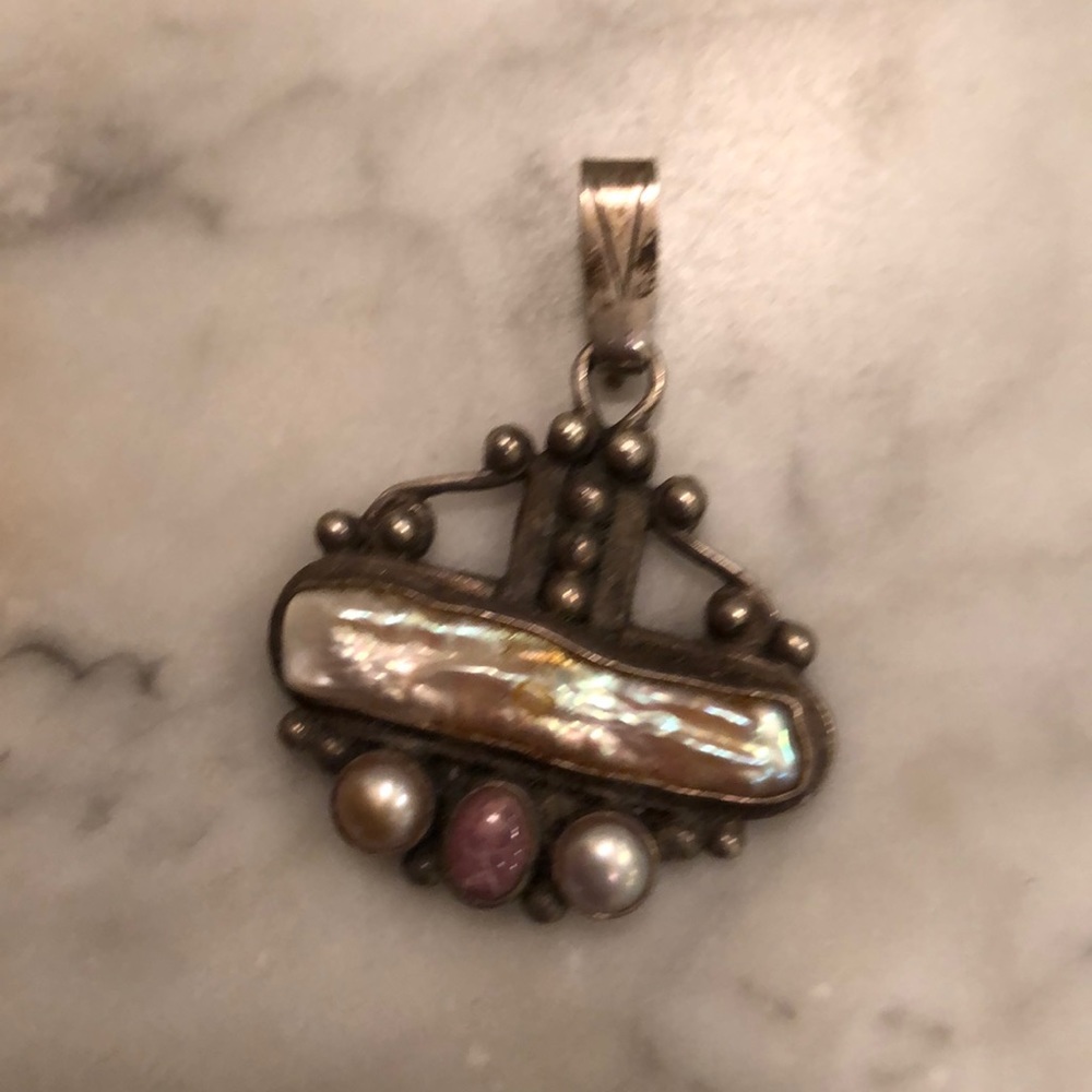 Sterling silver freshwater pearl pendant